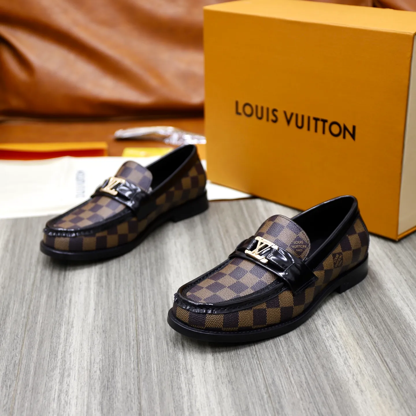 Men's Men's Shoes💰💰920LV Louis Vuitton Slip-on Loafers, top quality products from Guangzhou, ready for sale! This LV Glove loafer is made of selected soft cowhide, with a slightly wrinkled leather surface and a very high-end texture. Each pair is unique. The leather surface is light and soft, with a fine texture and good luster. It is a classic loafer style, with exquisite handmade mark stitching on the toe, and a square toe configuration to highlight the classic style. The horizontal band has hot-printed LV three-dimensional letters, semi-solid handcrafts and a genuine leather outsole, and a rubber patch on the heel to create wear-resistant performance and comfort. One of the must-have loafers for men! Comes with full original packaging! Code number: 38-39-40-41-42-43-44 (38, 45, 46 customized) standard leather shoe code